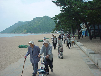 浜辺遊歩道を歩く