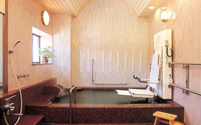 杖 車椅子家族温泉旅行 近畿 中国エリア マイカー利用 淡路島 洲本温泉 バリアフリー部屋 貸切風呂 リフト昇降付き 心の翼 バリアフリーツアー