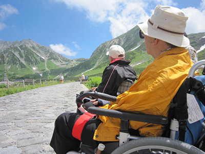 立山車椅子の方が眺める